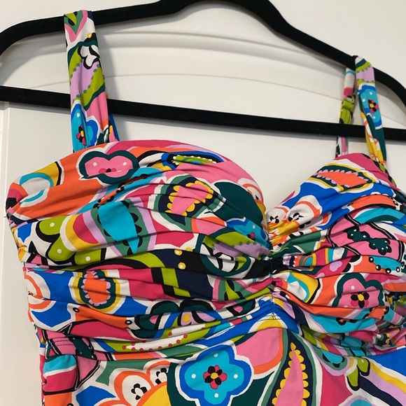 Like new bathing suit - Picture 2 of 7